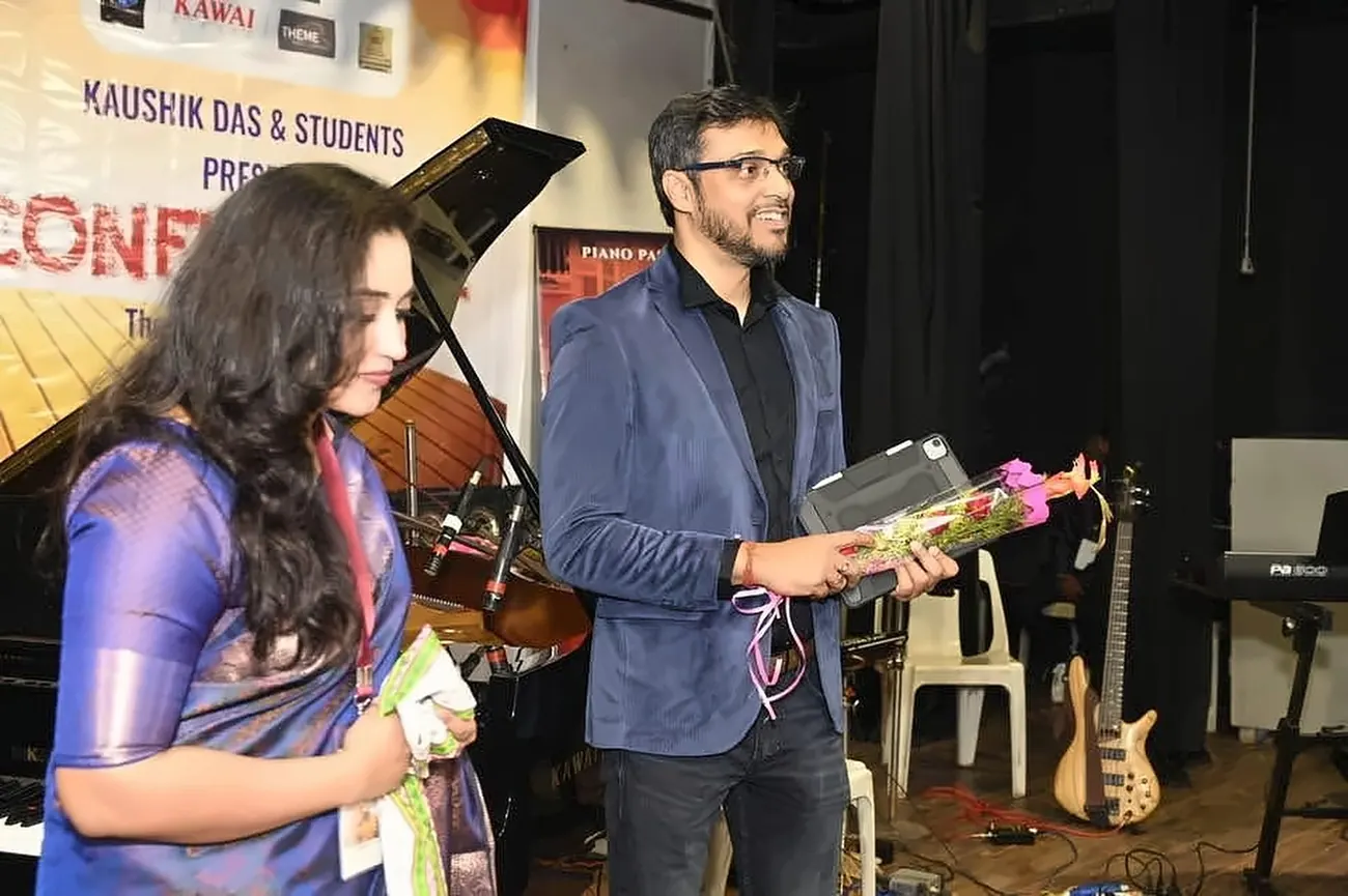 Kaushik Das receiving flowers at Confluence 2025